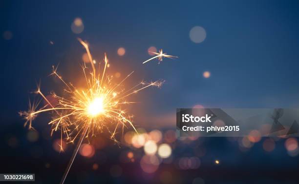 Sparkler Con Sfondo Sfocato E Affollato Della Luce Della Città - Fotografie stock e altre immagini di Candela magica