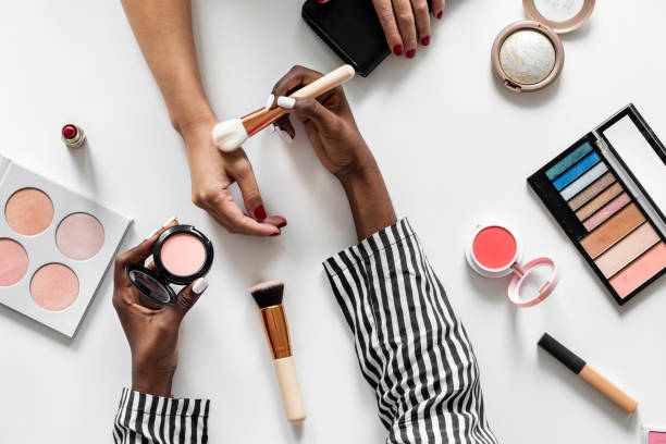 prueba cosméticos de belleza blogger - makeup artist fotografías e imágenes de stock