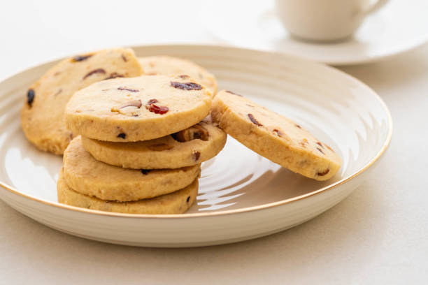 biscotti rotondi natalizi con noci e mirtilli rossi secchi. messa a fuoco selettiva. copiare lo spazio. - biscotti orange italian culture dessert foto e immagini stock