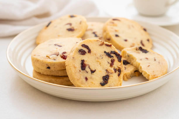 świąteczne okrągłe ciasteczka z orzechami włoskimi i suszoną żurawiną. selektywne skupienie. kopiuj miejsce. - biscotti orange italian culture dessert zdjęcia i obrazy z banku zdjęć