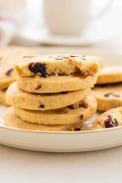 biscotti rotondi natalizi con noci e mirtilli rossi secchi. messa a fuoco selettiva. copiare lo spazio. - biscotti orange italian culture dessert foto e immagini stock