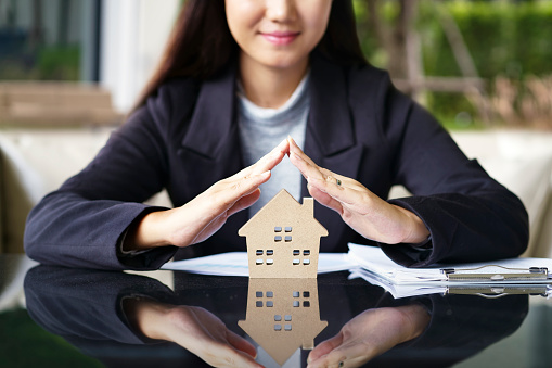 Venta representan inmobiliaria oferta casa nueva, contrato de préstamo de documentos y el seguro, contrato de éxito negocios. photo