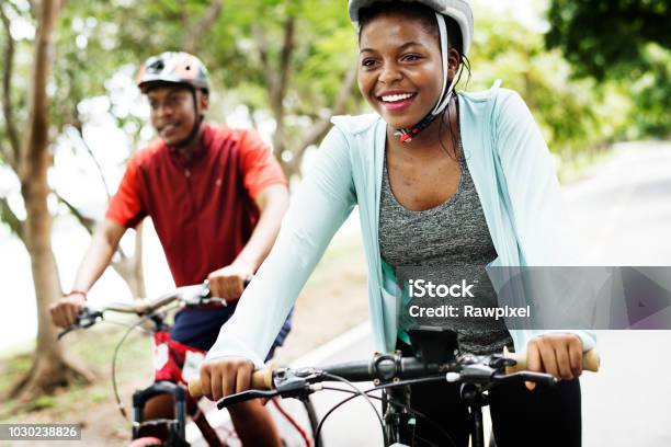 Pareja De Ciclistas Viajan Juntos En Un Parque Foto de stock y más banco de imágenes de Andar en bicicleta - Andar en bicicleta, Parejas, Personas