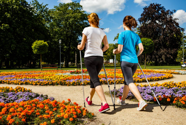 menschen nordic walking im stadtpark - power walken stock-fotos und bilder