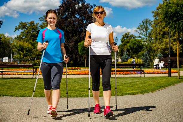 menschen nordic walking im stadtpark - power walken stock-fotos und bilder