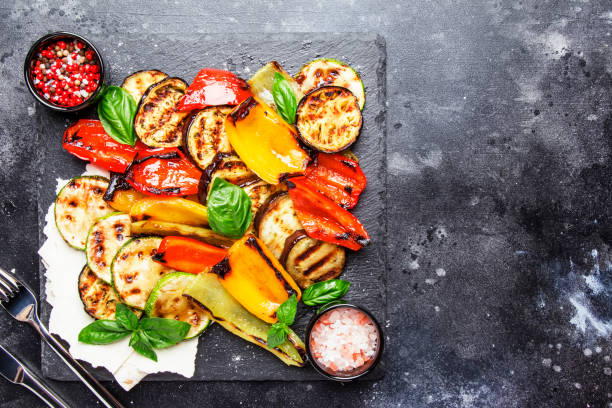 여러 야채, aubergines, 호박, 구운 후추 돌 보드에 녹색 바 질 - grilled vegetable tomato barbecue 뉴스 사진 이미지