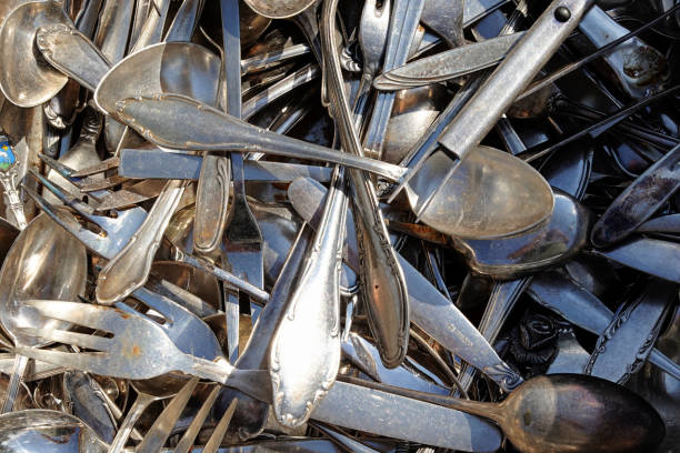 un gros tas de vieux et la coutellerie antique à vendre au marché aux puces - tablespoon old scratched spoon photos et images de collection