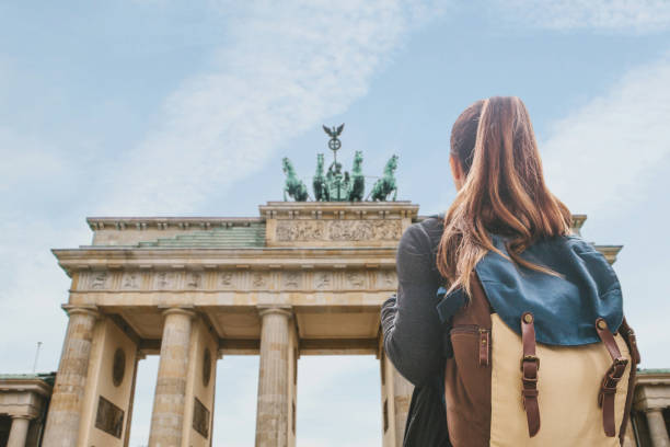 une fille de touriste avec un sac à dos en regardant la porte de brandebourg à berlin - allemagne photos et images de collection