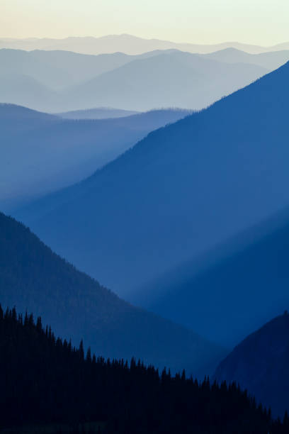 hidden lake trail, glacier national park, montana - dusk blue montana landscape imagens e fotografias de stock