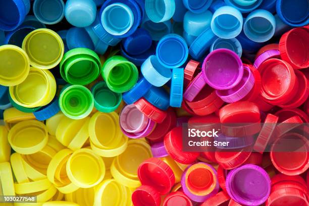 Farbige Kunststoffkappen Stockfoto und mehr Bilder von Plastikmaterial - Plastikmaterial, Recycling, Flaschenverschluss