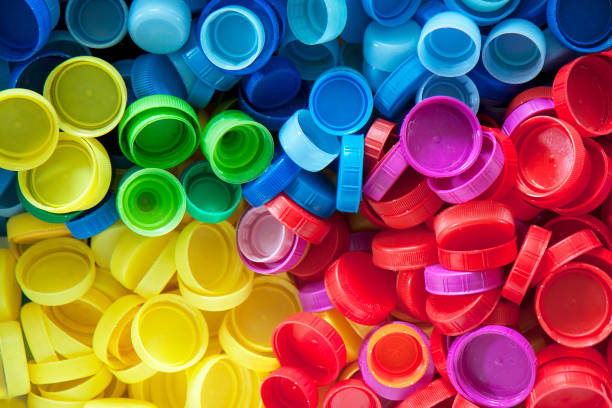 tapas de plástico coloreados. - coloured bottles fotografías e imágenes de stock