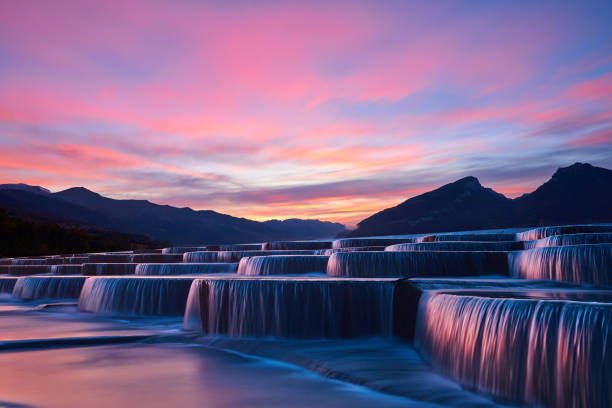 日の出の階段状の滝グループ - mountain valley river water ストックフォトと画像