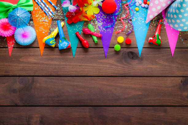 партийные или автомобильные аксессуары на деревянном фоне - balloon birthday confetti streamer стоковые фото и изображения