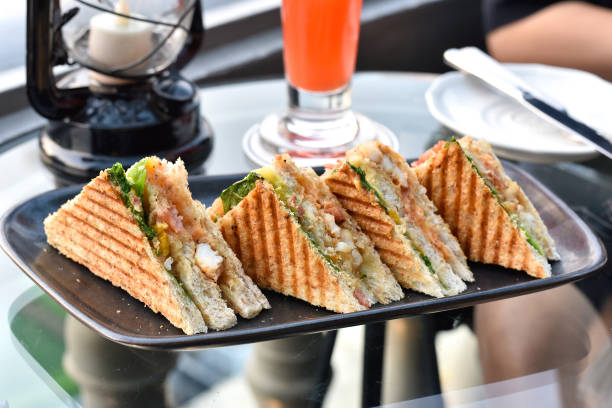 sandwiches auf teller, gegrilltes brot mit salat, shrimps und ei, gesunde leichte mahlzeit. - mozzarella tomato sandwich picnic stock-fotos und bilder