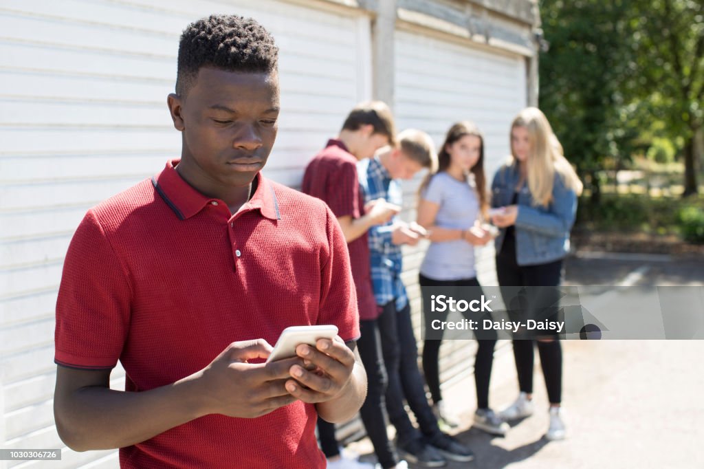 Teenager-Jungen gemobbt per SMS - Lizenzfrei Männlicher Teenager Stock-Foto