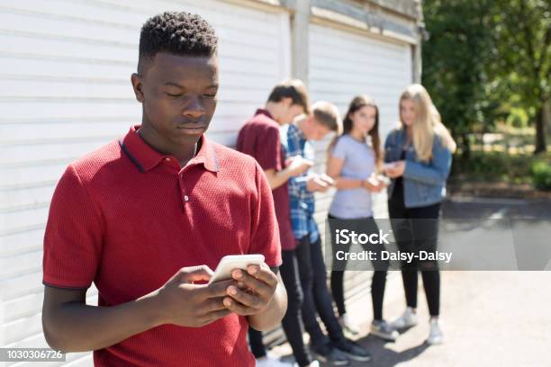 Teenagerjungen Gemobbt Per Sms Stockfoto und mehr Bilder von Männlicher Teenager - Männlicher Teenager, Nur Teenager, Afrikanischer Abstammung