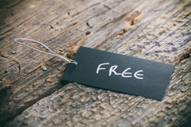 ひもとの価格タグのクローズアップと木製の背景に「無料」テキスト - freedom gratis label message ストックフォトと画像