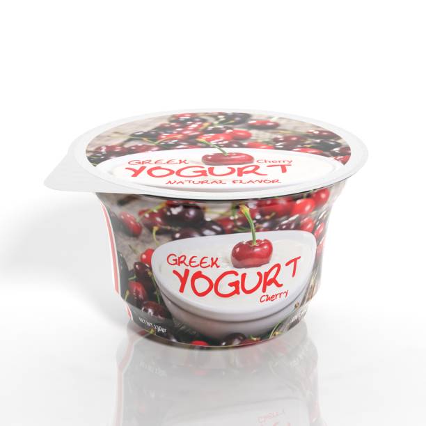 rendering 3d di imballaggi in tazza di plastica cherry yogurt, isolati su sfondo bianco. - yogurt container foto e immagini stock