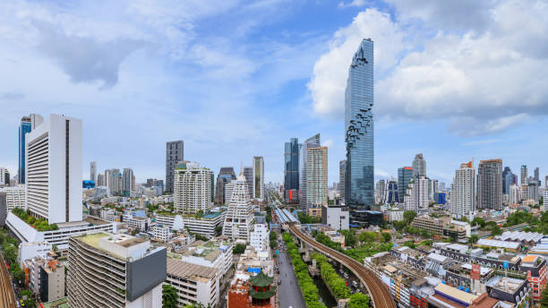 paisagem urbana de distrito de negócios de bangkok com arranha-céus na noite, tailândia - silom - fotografias e filmes do acervo