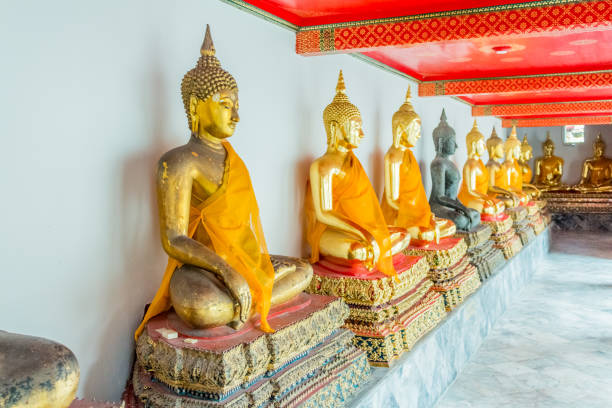 estatuas de buda en wat pho, el templo del buda reclinado en bangkok, tailandia - wat pho fotografías e imágenes de stock