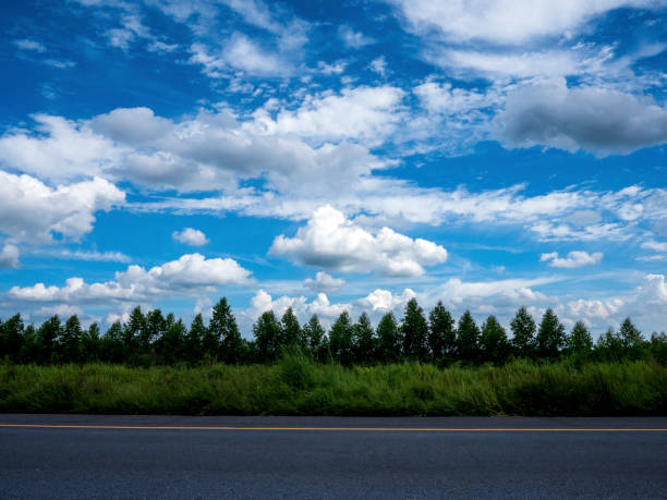 asphalte de la voiture et des nuages sur le ciel bleu en jour d’été - car street horizon over land sky photos et images de collection