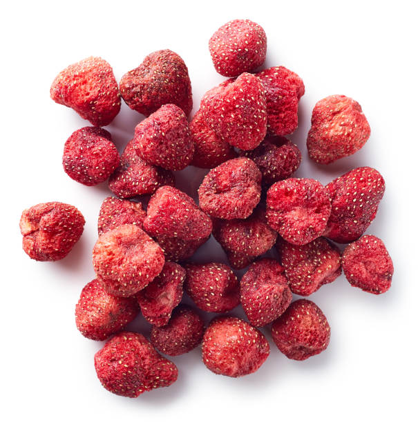 tas de fraises lyophilisées - dry strawberry dried food fruit photos et images de collection