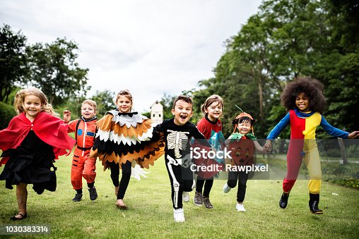 291.200+ Bambini Costume Foto stock, immagini e fotografie royalty-free -  iStock