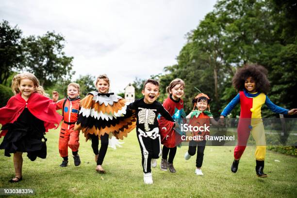 Bambini Piccoli Ad Una Festa Di Halloween - Fotografie stock e altre immagini di Halloween - Halloween, Bambino, Costume