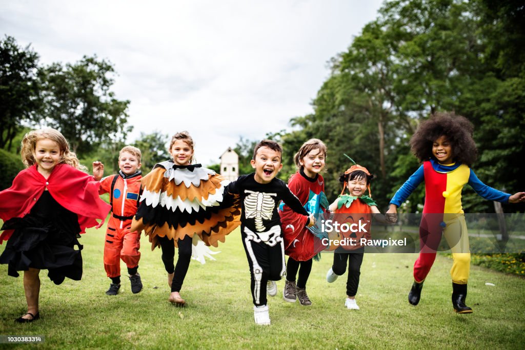 Crianças numa festa de Halloween - Foto de stock de Dia das Bruxas royalty-free