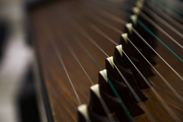 gu zheng. the zheng is a traditional chinese musical instrument. it belongs to the zither family of string instruments. - dulcimer imagens e fotografias de stock