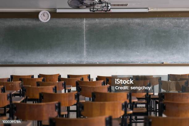 Aula Vacía Con Un Montón De Sillas De Madera Foto de stock y más banco de imágenes de Salón de clase - Salón de clase, Educación, Edificio escolar