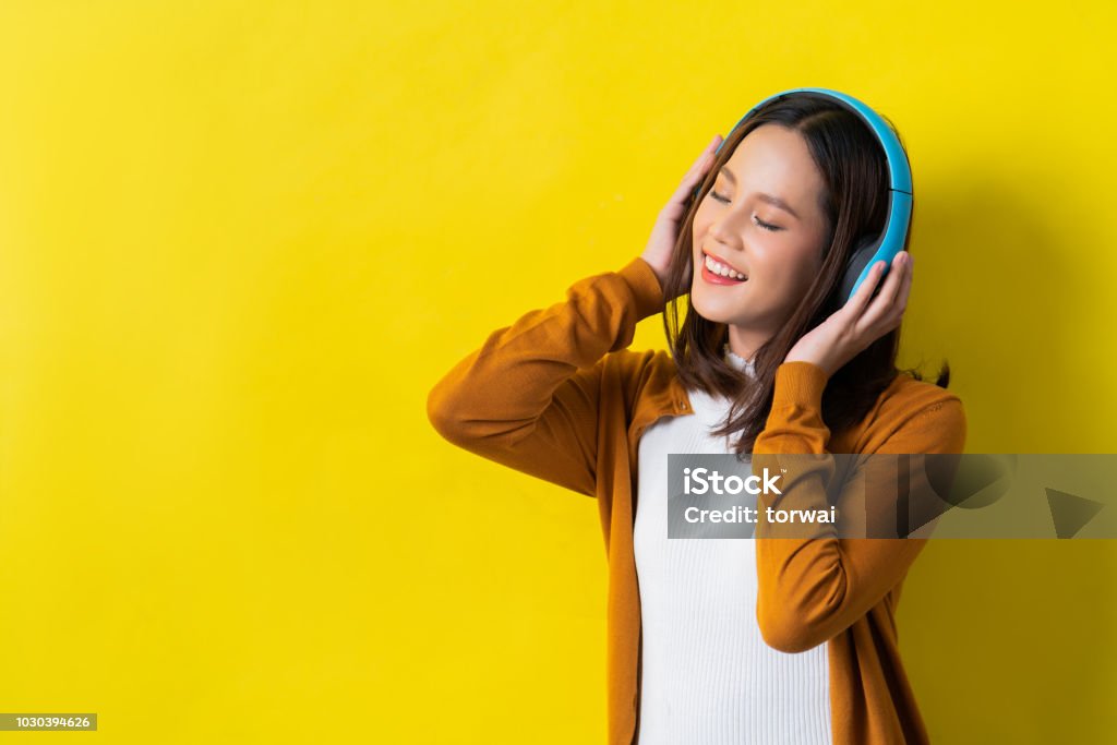 Femmes asiatiques, écouter de la musique - Photo de Musique libre de droits