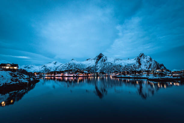 ノルウェーのロフォーテン諸島でカリ ・ ブレムネスの町の夜景 - norway fjord lofoten red ストックフォトと画像