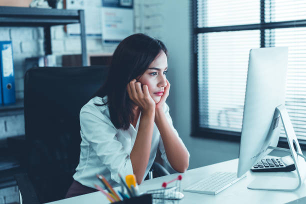 frauen sind müde von der arbeit. - frustration office worker women business stock-fotos und bilder