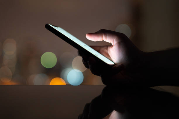 finger röra smartphone touchscreen på natten - closeup finger bildbanksfoton och bilder