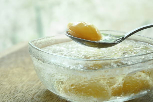 salacca sin semillas en almíbar y hielo, sacar con pala de cuchara - soft cider fotografías e imágenes de stock