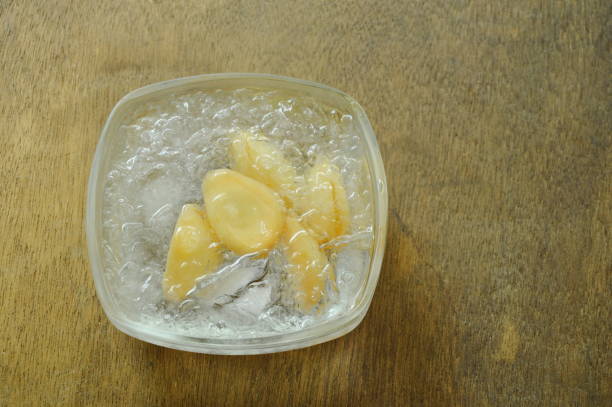 salacca sin semillas en almíbar y hielo en el recipiente de vidrio - soft cider fotografías e imágenes de stock