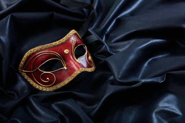 máscara de carnaval aislada sobre fondo de raso negro - ópera fotografías e imágenes de stock