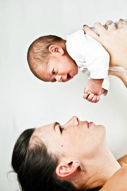 материнская связь - мать и ребенок (новорожденный ребенок). - mother baby new kissing стоковые фото и изображения