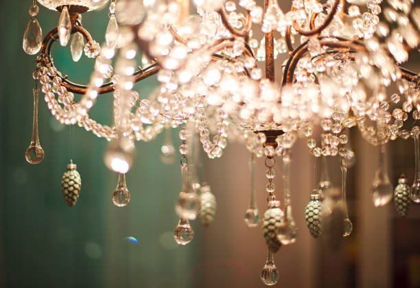lampadario chrystal da vicino - chandelier foto e immagini stock