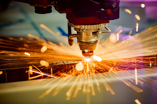 CNC de corte de metal, láser industriales modernas tecnologías. photo