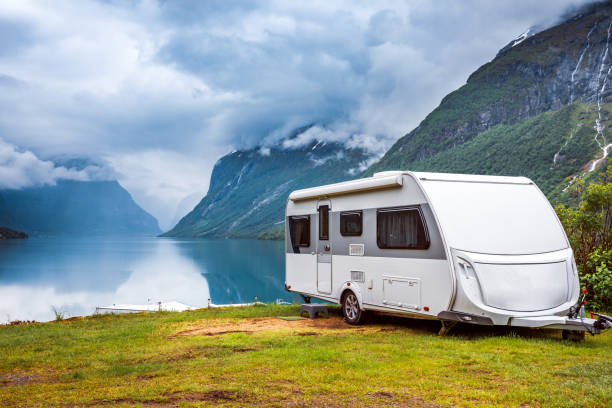 vacaciones en familia viajes rv, vacaciones en autocaravana - caravana tráiler de vehículos fotografías e imágenes de stock