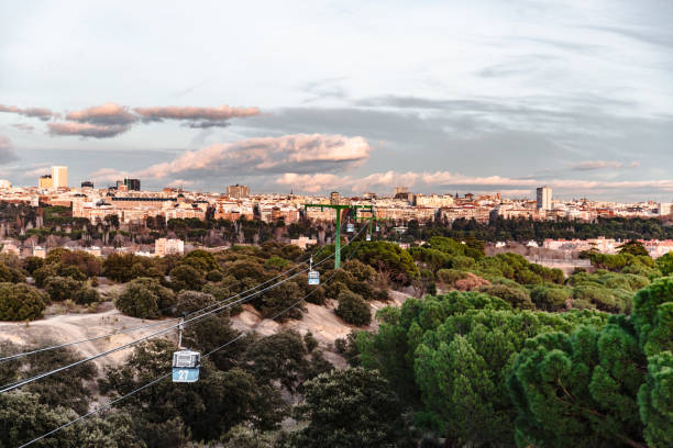 ケーブルカーとマドリッドの公園キャビン - overhead cable car 写真 ストックフォトと画像