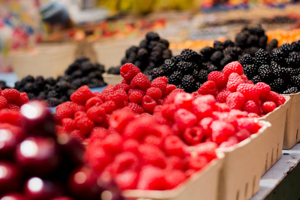 pantalla de mercado de frambuesas - farmers market fruit market berry fruit fotografías e imágenes de stock