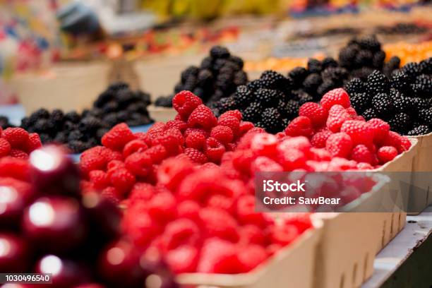 Display Del Mercato Dei Lamponi - Fotografie stock e altre immagini di Frutti di bosco - Frutti di bosco, Frutta, Supermercato