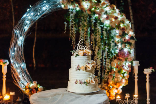 lindo delicioso bolo de casamento branco na noite - cake yellow sweet food banquet - fotografias e filmes do acervo