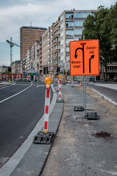 road signs in support of massive roadworks in center of antwerp - traffic jam imagens e fotografias de stock