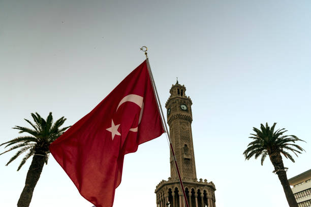 izmirs reloj de torre y bandera turca. - izmir turkey konak clock tower fotografías e imágenes de stock