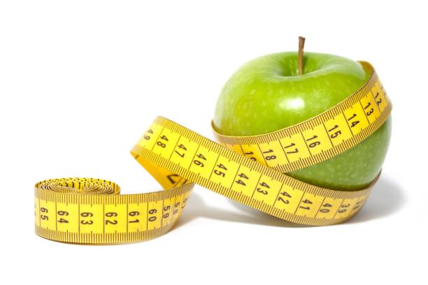 frutas. - tape measure apple dieting measuring - fotografias e filmes do acervo