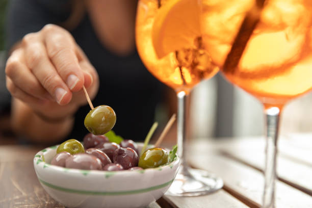 olives et boire un verre sur une table - restaurant dinner dining gourmet photos et images de collection